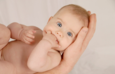 Baby auf Hand